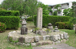 伏見区日野の平重衡の墓